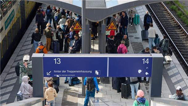 Auf dem Bahnstieg zwischen Gleis 13 und 14 stach die Täterin zu.