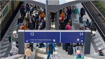 Auf dem Bahnstieg zwischen Gleis 13 und 14 stach die Täterin zu.