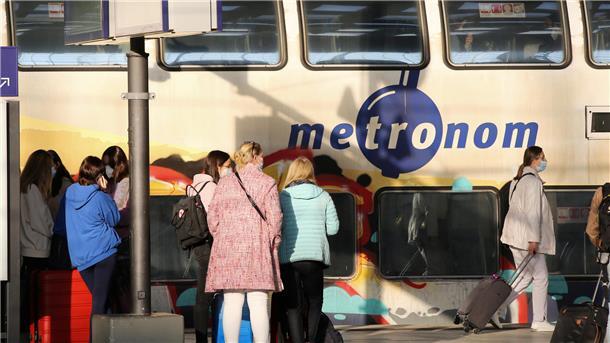 Metronom-Züge fahren am Montag, Behinderungen sind dennoch möglich Reisende stehen im Hauptbahnhof vor einem Metronom und warten auf einen anderen Zug. Die Lokführergewerkschaft GDL hat ihre Mitglieder zum Streik bei der Deutschen Bahn aufgerufen.