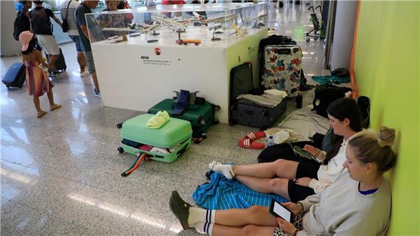 Reisende strandeten auf dem Flughafen und mussten die Nacht auf Decken und Luftmatratzen verbringen.