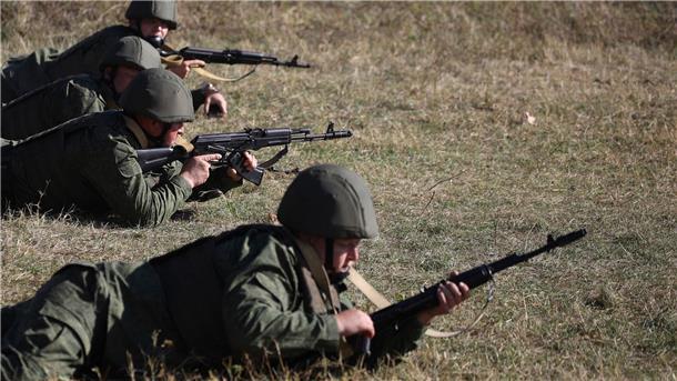 Rekruten trainieren auf einem Schießplatz im Süden Russlands (Archivbild).