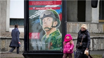 Rekrutierungsplakat der Armee mit der Aufschrift „Militärdienst unter Vertrag in den Streitkräften“. Eine Kampagne zur Aufstockung der russischen Truppen in der Ukraine mit mehr Soldaten scheint wieder im Gange zu sein.