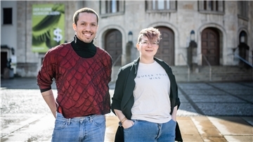 Renan Carvalho (26, links) und Sydney Mikosch (34) arbeiten beide am Bremerhavener Stadttheater. Viele Kollegen wissen, dass die beiden nicht binär sind.