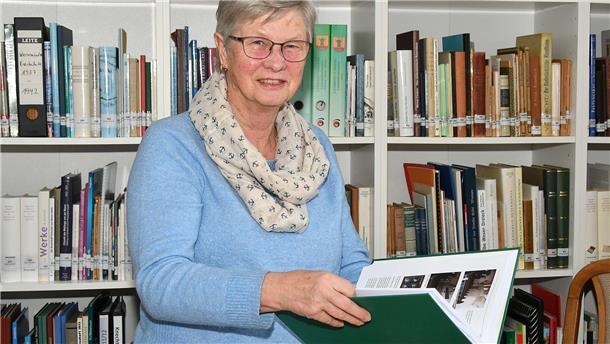Renate Grützner präsentiert in der „Wremer Stube“ die neue Chronik. 