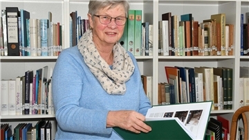 Renate Grützner präsentiert in der „Wremer Stube“ die neue Chronik. 
