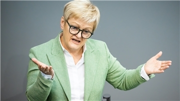 Renate Künast, ernährungspolitische Sprecherin der Grünen-Bundestagsfraktion hat in diesen Tagen das Oldenburger Land bereist. Im Interview mit der KZW-Redaktion sagte sie, dass sich Landwirtschaft und Ernährung ändern müssen, wenn der Klimawandel gestoppt werden soll.