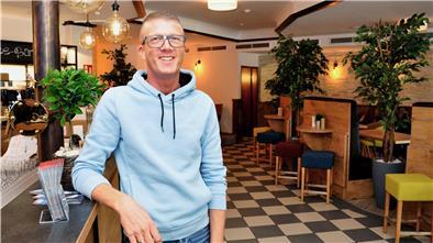 René Kittel-Janßen ist der neue Betreiber der Brasserie in Nordenham. Zweieinhalb Jahre war die Gastronomie geschlossen.