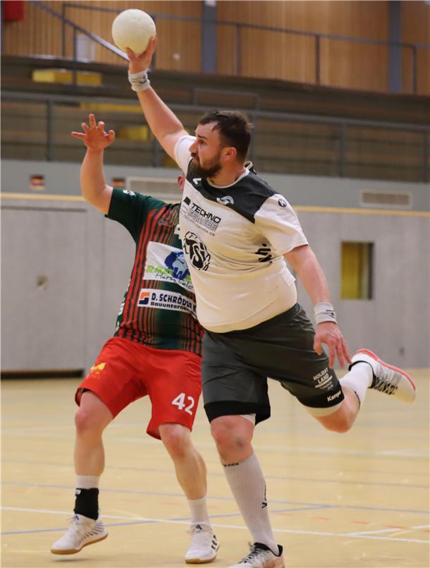 Handballer des TuS Zeven noch zwei Siege vom Aufstieg in die Landesliga entfernt René Viets setzt sich gegen die harte Abwehr des TSV Bremervörde II wuchtig durch und erzielt eines seiner drei Tore.