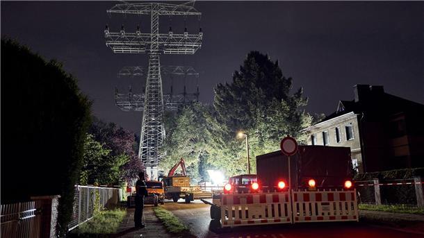 Reparaturarbeiten in Berlin an einem beschädigten Strommast. (Archivbild) 