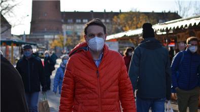 Reporter Jens Gehrke schaut sich auf dem Wochenmarkt in Bremerhaven-Geestemünde um, ob er Maskenmuffel entdeckt.