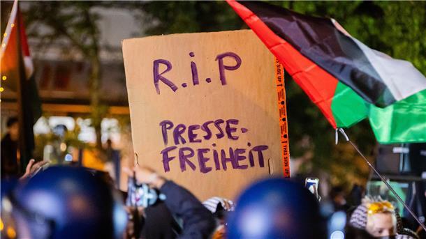 Ein Schild mit der Aufschrift «R.i.P Pressefreiheit» (Ruhe in Frieden, Pressefreiheit) ist bei einer propalästinensischen Kundgebung