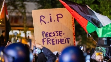 Ein Schild mit der Aufschrift «R.i.P Pressefreiheit» (Ruhe in Frieden, Pressefreiheit) ist bei einer propalästinensischen Kundgebung