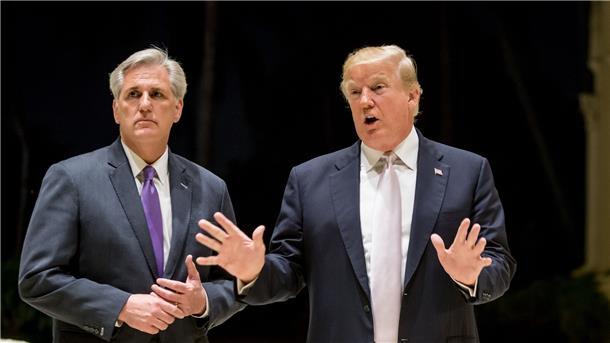 Könnten die „Midterm“-Wahlen Folgen für Ukraine-Krieg haben? Republikaner Kevin McCarthy (l) hinterfragt die Ukraine-Hilfen in Milliardenhöhe.
