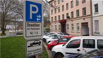 Reservierte Parkplätze für Anwohner. Während Pendler oder Besucher für Parkplätze zahlen müssen, sind Anwohner vielerorts für eine geringe Jahresgebühr von Parkkosten befreit und vor Bußgeldern geschützt.