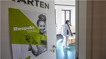 „Respekt füreinander miteinander“: Plakat an der Tür eines Wartezimmers in einer Arztpraxis.