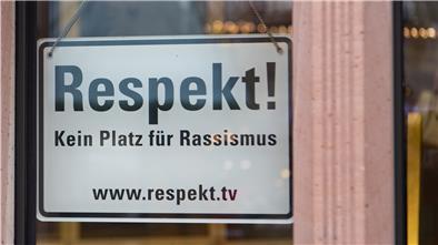 "Respekt! Kein Platz für Rassismus": Ein solches Schild soll künftig auch an kreiseigenen Gebäuden Haltung zeigen. In anderen Kommunen gibt es das bereits.