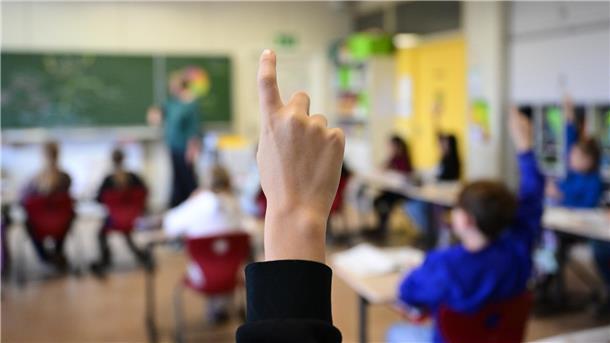 Schüler melden sich in einer Klasse. Ein Bremerhavener Lehrer sagt, dass nur ein Fünftel der Schüler in seiner Klasse die Hausaufgaben machen.