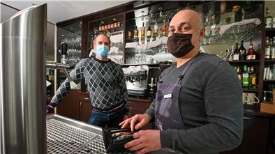 Restaurantleiter Hakan Tekinersoy (rechts) im Pier 6 mit Inhaber Steffen Heumann während des Lockdowns: Der Außer-Haus-Verkauf ist nur ein Trostpflaster.