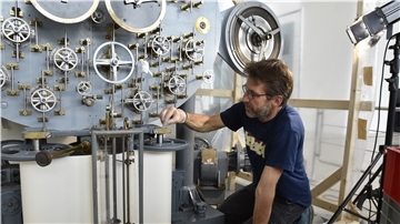 Restaurator Tim Lücke arbeitet an der Gezeitenrechenmaschine aus dem Jahr 1915. Sie ist im Deutschen Schifffahrtsmuseum (DSM) zu besichtigen.