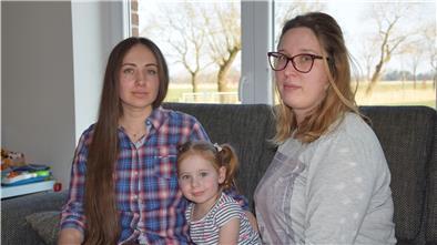 Mariia Kharyna mit ihrer Tochter Eva und Freundin Kateryna Buiter