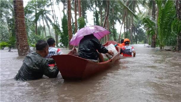 Sturm „Trami“: Zahl der Toten auf den Philippinen steigt Rettung gab es gebietsweise nur noch mit Booten.