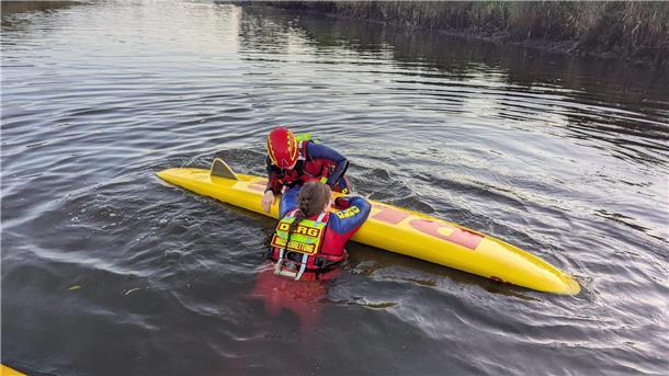 Praxisnahe Ausbildung: Wasserrettung unter realistischen Bedingungen geübt Rettung von Personen mit dem SUP (Stand-Up-Paddleboard).