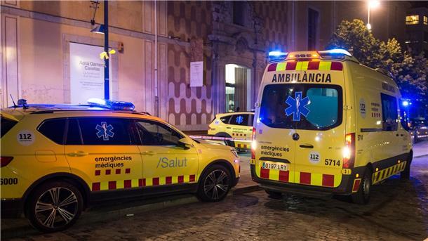 Rettungsdienste nach der Explosion vor der Casa de Cultura in Girona (Katalonien).