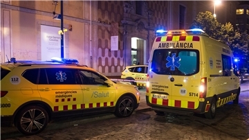 Rettungsdienste nach der Explosion vor der Casa de Cultura in Girona (Katalonien).