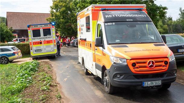 Rettungsdienste nahe der Unglücksstelle. in Unterensingen.