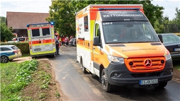 Rettungsdienste nahe der Unglücksstelle. in Unterensingen.