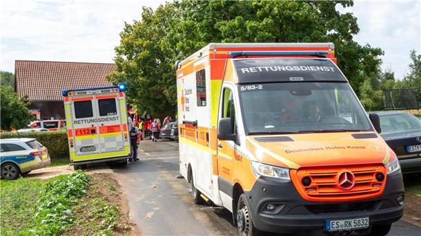 Frau ringt nach Blitzeinschlag weiter um ihr Leben Rettungsdienste nahe der Unglücksstelle in Unterensingen.