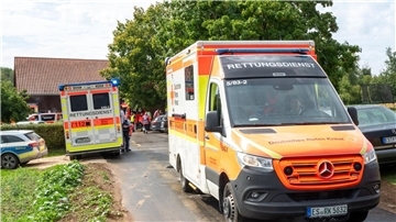 Rettungsdienste nahe der Unglücksstelle in Unterensingen.