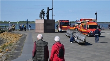 Rettungseinsatz an der Seebäderkaje in Bremerhaven: Feuerwehr und weitere Einsatzkräfte trainieren den Ernstfall.