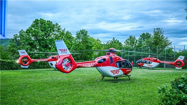 Rettungshubschrauber stehen auf einer Wiese in der Nähe der Turnhalle in Remshalden.