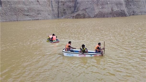 Dutzende Vermisste nach Erdrutsch an Jademine Rettungskräfte an der Stelle des Erdrutsches in einer Jademine in Myanmar.