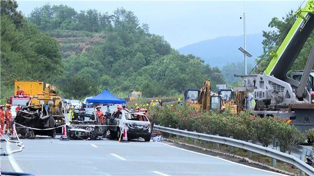 Viele Tote nach Autobahn-Einsturz in China Rettungskräfte an der Unfallstelle.