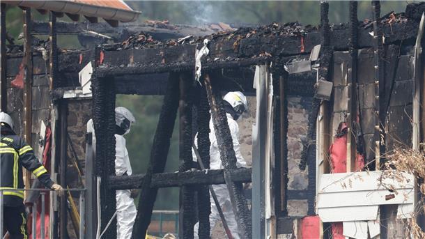 Rettungskräfte an der Unglücksstelle. Bei einem Feuer in einer Ferienunterkunft starben elf Menschen.