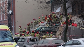 Rettungskräfte arbeiten am Einsatzort nach der  Gasexplosion in einem dreistöckigen Wohnhaus in Kattowitz.