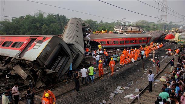 Rettungskräfte arbeiten an der Unfallstelle nach dem schweren Zugunglück im indischen Bundesstaat Odisha.