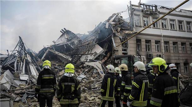Heftige Kritik nach Angriff auf mehrere Museen in Odessa  Rettungskräfte arbeiten an zerstörten Gebäuden nach einem Angriff auf Odessa.