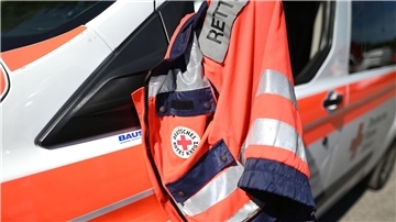 Rettungskräfte befreiten den Mann nach dem Unfall aus seinem Auto. (Symbolbild)