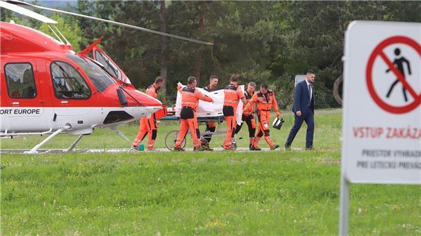 Slowakischer Regierungschef nach Schüssen in Lebensgefahr Rettungskräfte bringen den verletzten Robert Fico aus einem Rettungshubschrauber in ein Krankenhaus in Banska Bystrica.