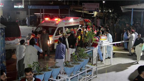 Rettungskräfte bringen in der pakistanischen Stadt Saidu Sharif Erdbebenopfer in ein Krankenhaus.