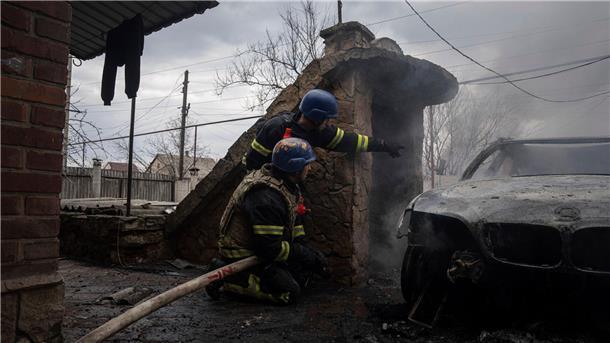 Krieg gegen die Ukraine: So ist die Lage Rettungskräfte gehen nach Explosionen in Deckung, während sie versuchen, ein Feuer in einem Wohnviertel in Kostjantyniwka zu löschen.