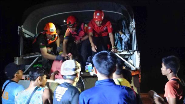 Tote und Verletzte bei Erdrutsch auf den Philippinen Rettungskräfte helfen Bewohnern des Dorfes Maco sich nach dem Erdrutsch in Sicherheit zu bringen.