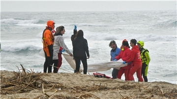 Rettungskräfte im Einsatz am Strand in der Nähe von Cutro, Süditalien.