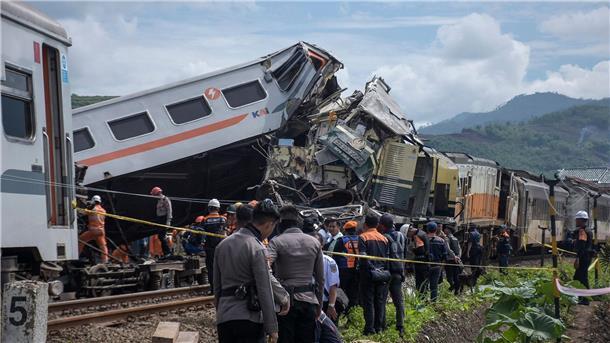 Rettungskräfte inspizieren die Zugwracks nach dem Zusammenstoß in Indonesien.