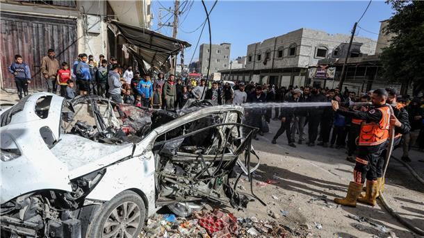UN: Hunderttausenden in Gaza droht der Hungertod Rettungskräfte löschen die Überreste eines Autos, das bei einem israelischen Luftangriff getroffen wurde. Drei Palästinenser kamen dabei ums Leben.