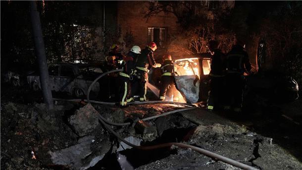 Russland setzt Angriffswelle auf Kiew fort - ein Toter Rettungskräfte löschen in einem geparkten Auto ein Feuer, das nach einem russischen Luftangriff im Kiewer Pecherskyi-Viertel durch herabfallende Trümmer verursacht wurde.