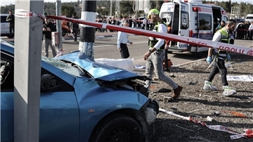 Rettungskräfte sind am Freitag an der Bushaltestelle in Ost-Jerusalem im Einsatz.
